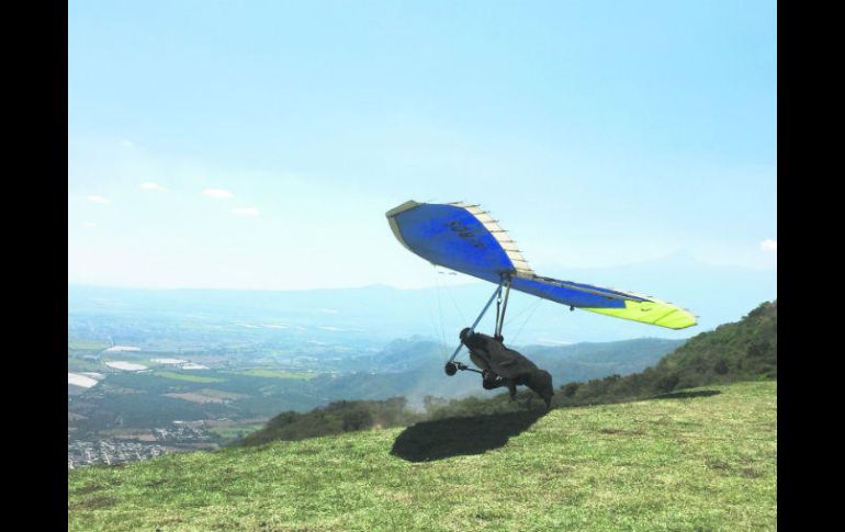 Un piloto de Ala Delta se prepara para despegar durante la inauguración de la pista ubicada en el Parque El Calaque. EL INFORMADOR / M. Valdez