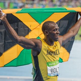 Usain Bolt dice que regresó la medalla que le fue retirada