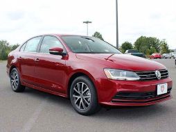 El Volkswagen Jetta te dará un rendimiento promedio de 17 kilómetros por litro y un gasto anual de 12 mil 900 pesos. TWITTER / @VWFXBG