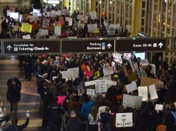 Desde que se firmó el decreto, cientos de personas fueron detenidas en los aeropuertos de EU y algunos incluso deportados. AFP / P. I. Richards