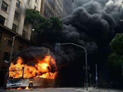 Alrededor de dos horas después del comienzo de las protestas, un camión ardió a unos 400 metros del Palacio de Tiradentes. EFE / F. Frazao