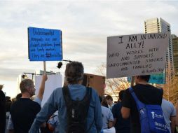 Ciudadanos de Austin demuestran con pancartas su apoyo a las personas indocumentadas. EFE / A. Segura