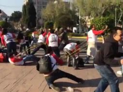 La mañana de hoy jueves, un grupo de manifestantes, que portaban resorteras, lanzan pañales sucios a la sede del PRI. TWITTER / @arnemx