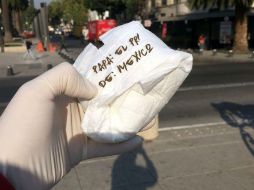 Los integrantes de 'Poder Antigandalla' usaron resorteras de largo alcance para aventar los pañales desde la acera de enfrente. TWITTER /  ‏@aduak01