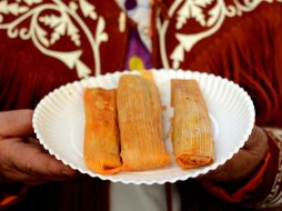 El tamal es preparado a base de maíz y relleno de una gran variedad de ingredientes típicos de cada una de las regiones. NTX / ARCHIVO