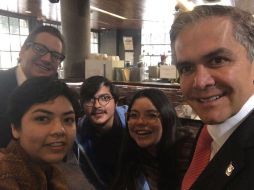 Los jóvenes platicaron que les genera temor acudir a la embajada a solicitar informes sobre su situación en el país vecino. TWITTER / @ManceraMiguelMX