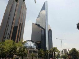 La caída de las acciones de América Móvil, la emisora de mayor ponderación en el IPC, afecta el desempeño de la BMV. AFP / ARCHIVO