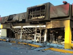 En el marco de las protestas, varias personas, en su mayoría jóvenes, le prendieron fuego a una tienda de conveniencia. SUN / C. Arrieta