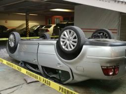 El vehículo quedó sobre su toldo, que resistió el impacto y evitó que el conductor sufriera daños mayores. ESPECIAL / Bomberos de Guadalajara