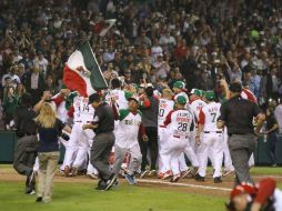 La novena festeja su triunfo ondeando la bandera de México. FACEBOOK / Águilas de Mexicali