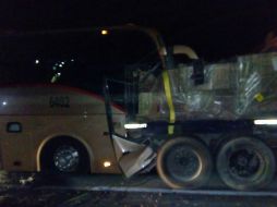 En el percance, un autobús de la línea Primera Plus impacta de frente contra la parte trasera de un camión de carga pesada. ESPECIAL / Protección Civil Jalisco