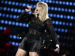 La artista, con un vestido corto Versace, sacudió a los asistentes del Club Nomadic. AP / J. Salangsang