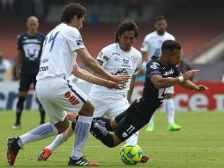 En la foto, Rabello, de Pumas, disputa el balón con Omar González del Pachuca. EFE / A. Cruz