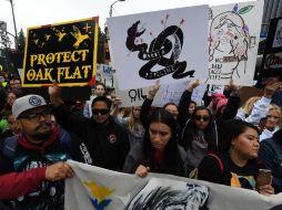 Los manifestantes portaban carteles y entonaban cánticos mientras se concentraban en la Plaza Pershing. AFP / M. Ralston