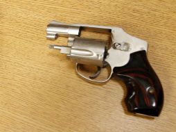 El dueño del arma se entregó y enfrenta cargos por posesión de un arma de fuego por parte de un criminal convicto. AP / ARCHIVO