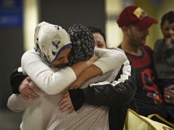 Los viajeros tuvieron el domingo conmovedores reuniones con sus seres queridos en Estados Unidos. EFE / A. Riecken