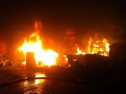 El sábado se incendió una bodega de plásticos en Mexicaltzingo y pese a los bomberos, el fuego revivió el domingo. ESPECIAL /