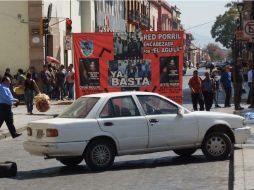 Estudiantes de derecho de la UABJ bloquean calles para exigir la reanudación de actividades en su plantel. SUN / E. Hernández