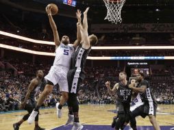 Nicolas Batum (5) hizo 17 puntos en el partido. AP / C. Burton