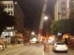 Trabajadores laboraron durante cerca de hora y media para reparar la grúa y conseguir reestablecer la circulación vial. TWITTER / @SITEURJAL