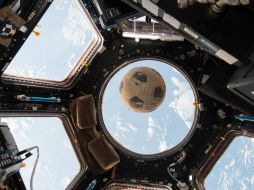 Antes del accidente, el balón fue entregado al astronauta de la NASA Ellison Onizuka, firmado por jugadores y su hija. ESPECIAL / Twitter