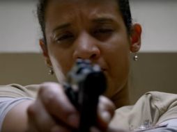 El clip concluye cuando ''Dayanara'' (Dascha Polanco) apunta con un arma que se le cayó a uno de los guardias. YOUTUBE / Netflix US & Canada