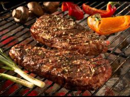 El hierro mejora la memoria y la atención, y puedes encontrarlo en carne roja, puerco, verduras de hoja verde y chocolate oscuro. NTX / ARCHIVO