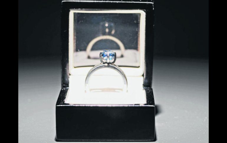 Anillo. Pieza en la que está montado el diamante elaborado a partir de las cenizas del arquitecto Luis Barragán. ESPECIAL /
