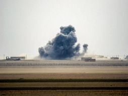 Cientos de pobladores quedaron atrapados en medio del fuego cruzado y las explosiones. AFP / D. Souleiman