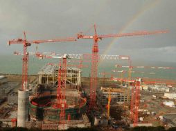 Imagen que muestra la construcción de un reactor nuclear de tercera generación en la central nuclear de Flamanville. EFE /