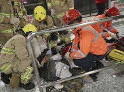 El ataque se produjo poco antes de que el tren lleno de pasajeros llegara a la estación Tsim Sha Tsui del metro. EFE / A. Daily