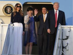 Los dos matrimonios llegaron este viernes al aeropuerto de West Palm Beach en el Air Force One, en el avión presidencial. EFE / J. Skipper