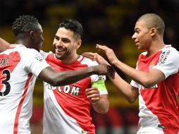 Falcao (C) y Mbappe (I) celebran la victoria. AFP / Coatsaliou