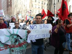 Con carteles, desde tempranas horas los participantes mostraron su disconformidad con las primeras medidas de la Administración Trump. EFE / W. Gómez