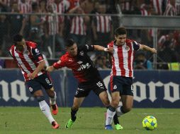 Acción del partido entre Atlas y Chivas en el Estadio Jalisco. EFE / U. Ruiz