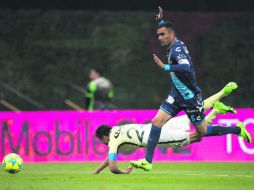 Capitán caído. Oribe Peralta cae empujado por Edgar Dueñas, en el partido de a noche. El equipo de La Volpe sigue sin jugar bien. MEXSPORT /