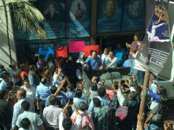 Agentes formaron una valla en el acceso de las oficinas para permitir que la sesión del Consejo Estatal se realizara. FACEBOOK / Alejandro Martinez Sidney