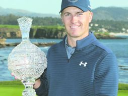 Campeón. Spieth coronó un fin de semana con una tarjeta de 268 golpes, para terminar 19 bajo par en Pebble Beach. AFP / J. Gross