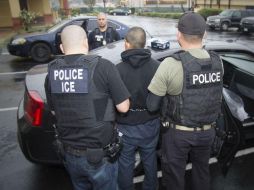 Agentes del Servicio de Inmigración y Aduanas arrestan a una persona en Los Angeles. EFE / R. Rogers/ICE