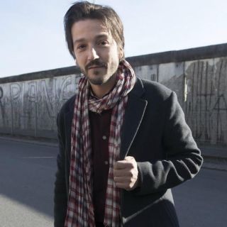 Diego Luna escenifica ante el Muro de Berlín su rechazo a Trump
