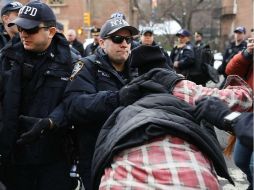 En caso de que las autoridades entren a tu domicilio sin una orden de arresto, solicita sus nombres y número de placas. AFP / ARCHIVO