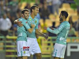 Diego Novaretti, de León, celebra su gol con Mauro Boselli. MEXSPORT / I. Ortiz