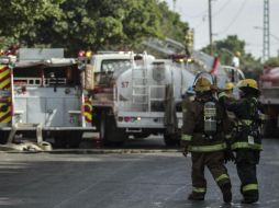 Bomberos de la zona metropolitana participan en las labores para extinguir el incendio. EL INFORMADOR / F. Atilano