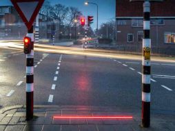 La luz está colocada estratégicamente en el mismo punto donde caminantes miran cuando están centrados en sus teléfonos. ESPECIAL / Twitter