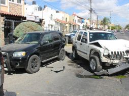 Los sujetos chocaron contra una camioneta al intentar escapar de la policía. ESPECIAL /