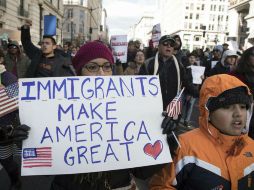 La protesta va dirigida contra la política del presidente Trump por su amenaza de deportar a millones de indocumentados. EFE / M. Reynolds