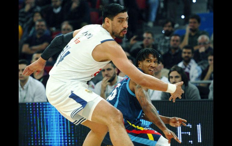 El basquetbolista mexicano, aportó en seguidas intervenciones para que el Real Madrid, culminara con victoria. EFE / A. Ruíz