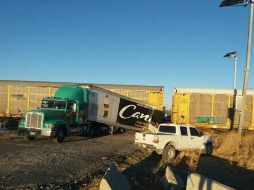 No se reportaron personas lesionadas ya que el impacto sólo fue en la caja del vehículo de carga. ESPECIAL / UEPCBJ