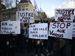 Los manifestantes portaban carteles con mensajes como 'Justicia para Theo'. AFP / L. Bonaventure