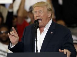 El presidente de EU defendió su decreto migratorio y señaló que esta semana tomará una medida que impresionará a sus seguidores. AP / C. O'Meara